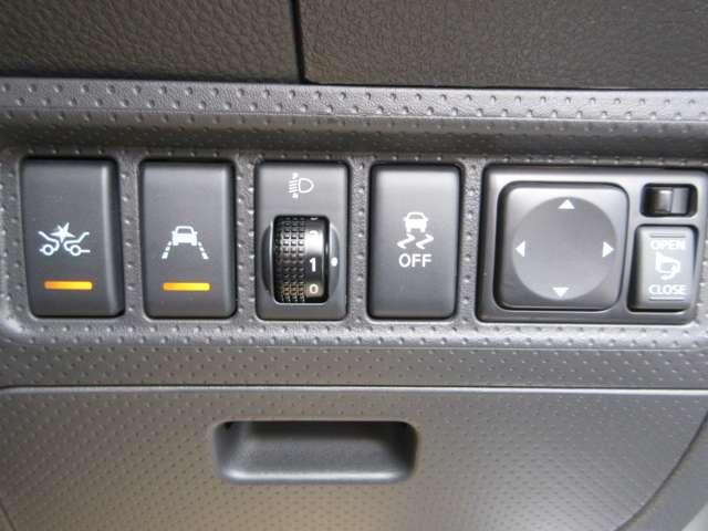 エマージェンシーブレーキは、　約１０〜８０ｋｍ／ｈ　の範囲で前方の車両や歩行者と衝突する可能性がある場合に作動し、自動的に停止又は減速することにより　衝突回避や衝突被害の軽減を図ります。