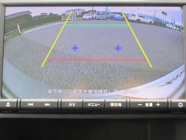 〔バックカメラ〕ギアをバックに入れると画面に自動的に後方映像が映し出され確認可能です。車庫入れなどの際に安全確認が出来て安心ですね。