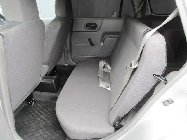 〔後席スペース〕後席頭上のクリアランスも大きく後席も快適なスペースが確保されております。