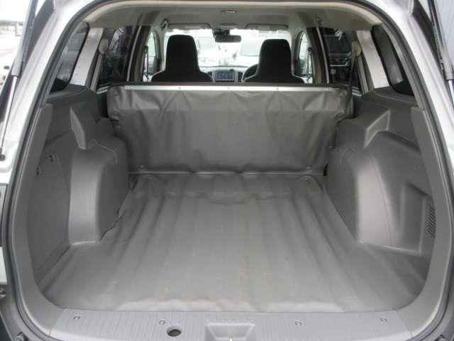 〔ラゲッジスペース〕写真のようにリヤシートを倒す事により更に大きなスペースを確保出来ます。