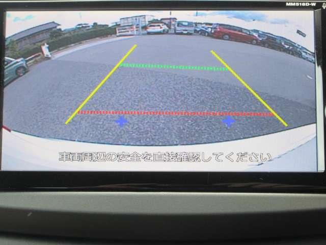 〔バックカメラ〕ギアをバックに入れると画面に自動的に後方映像が映し出され確認可能です。車庫入れなどの際に安全確認が出来て安心ですね。