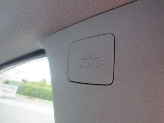 【サイドカーテンエアバッグシステム】　クルマの側面衝突事故の際、乗員の頭部への衝撃を和らげるために、サイドウィンドウ上部から飛び出してカーテンのように広がるエアバッグです。