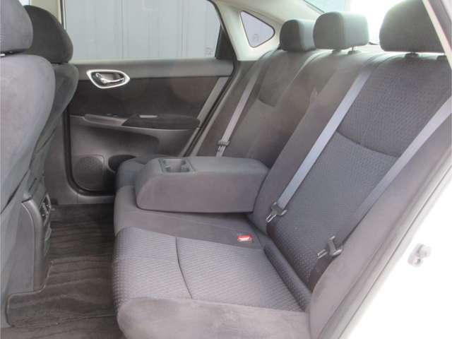 〔後席スペース〕後席頭上のクリアランスも大きく後席も快適なスペースが確保されております。