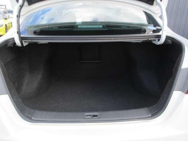 ゴルフバックも余裕の広々トランクスペースです
