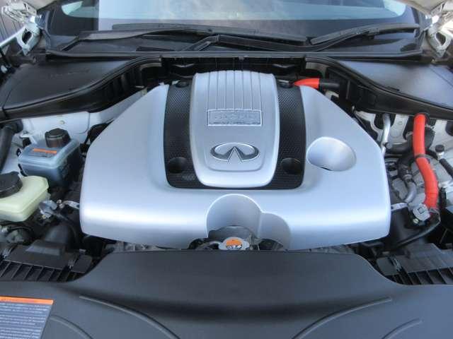 『ハイブリッドシステム』エンジンと電気モ-タ-の２つの動力源を持ち、走行条件によって、モ-タ-のみで走行、モ-タ-とエンジン同時に使用して走行するシステム！燃費が良いですね♪