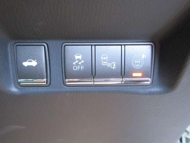 エマージェンシーブレーキは、　約１０〜８０ｋｍ／ｈ　の範囲で前方の車両や歩行者と衝突する可能性がある場合に作動し、自動的に停止又は減速することにより　衝突回避や衝突被害の軽減を図ります。