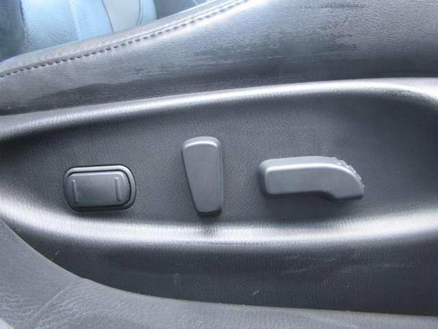 フロント左右は微調整可能なパワーシート装備です