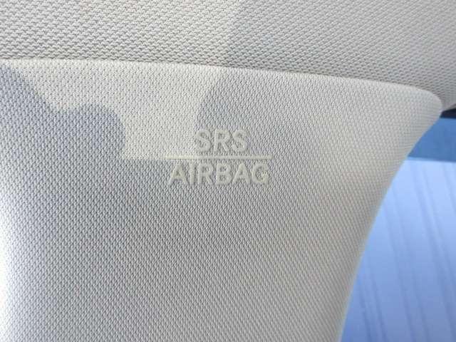 【サイドカーテンエアバッグシステム】　クルマの側面衝突事故の際、乗員の頭部への衝撃を和らげるために、サイドウィンドウ上部から飛び出してカーテンのように広がるエアバッグです。