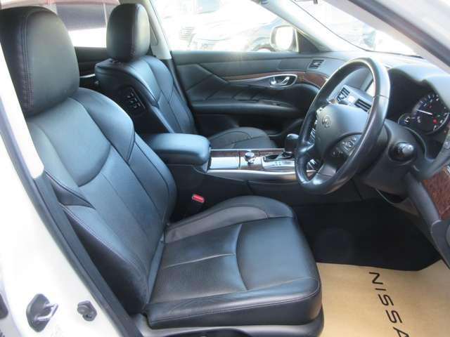 内外装及びエンジンルーム等、専用クリーニング実施します！室内はハンドル廻りからシート、床に至るまで、エンジンルームやボディももちろん隅々まで専門スタッフが一生懸命クリーニングし磨き上げています！