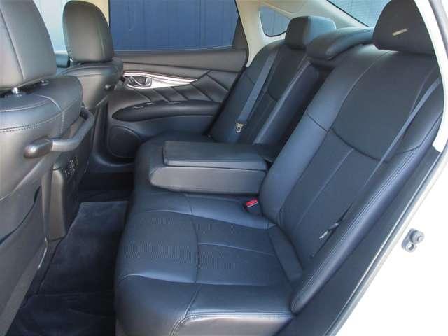 〔後席スペース〕後席頭上のクリアランスも大きく後席も快適なスペースが確保されております。