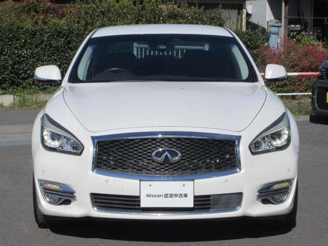 【ＬＥＤヘッドランプ】ハロゲンヘッドランプの約２倍の光量でより明るく遠くを照射。視認性、長寿命、省電力に優れ、スタイリッシュな白光色も魅力