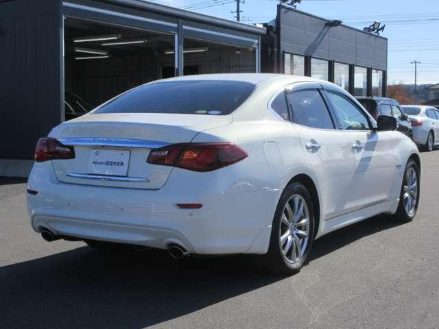 エマージェンシーブレーキは、　約１０〜８０ｋｍ／ｈ　の範囲で前方の車両や歩行者と衝突する可能性がある場合に作動し、自動的に停止又は減速することにより　衝突回避や衝突被害の軽減を図ります。