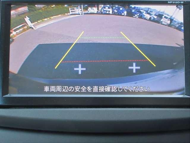 〔バックカメラ〕ギアをバックに入れると画面に自動的に後方映像が映し出され確認可能です。車庫入れなどの際に安全確認が出来て安心ですね。