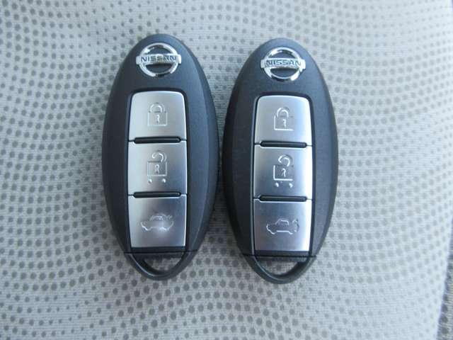 〔インテリジェントキー〕機械的に鍵を開閉するのではなく、バックやポケットの中に持っているだけで開閉やエンジン始動なども可能なインテリジェントキーシステムです