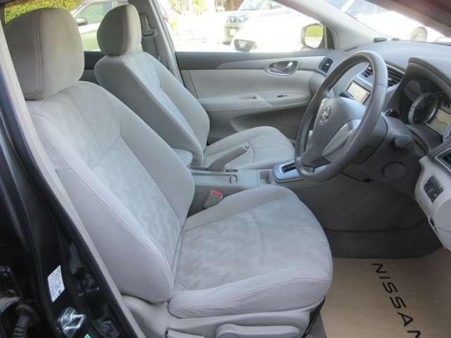 内外装及びエンジンルーム等、専用クリーニング実施します！室内はハンドル廻りからシート、床に至るまで、エンジンルームやボディももちろん隅々まで専門スタッフが一生懸命クリーニングし磨き上げています！