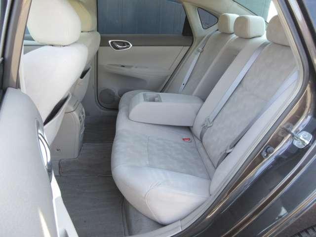 〔後席スペース〕後席頭上のクリアランスも大きく後席も快適なスペースが確保されております。