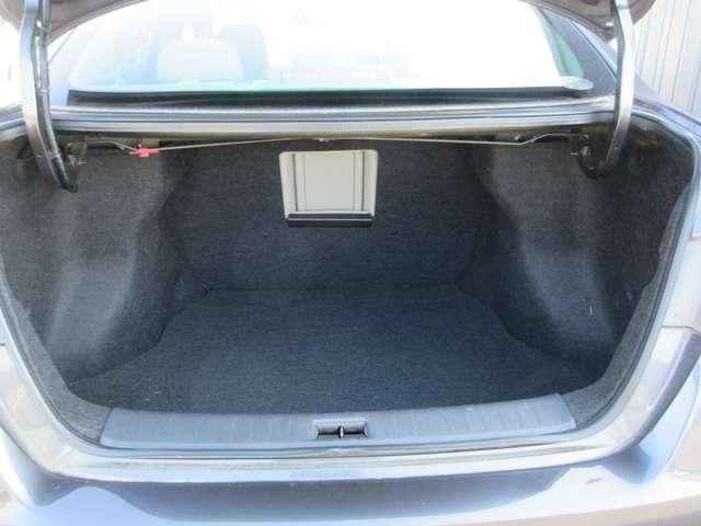 ゴルフバックも余裕の広々トランクスペースです