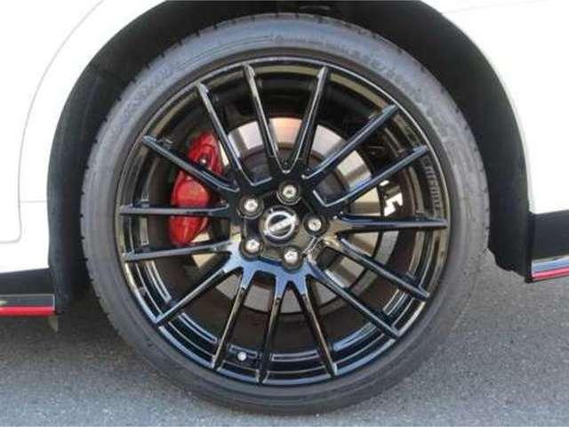 スカイライン ３．０　ＮＩＳＭＯ　ＲＥＣＡＲＯシート＋カーボン製フィニッシャー装着車　ワンオ－ナ－車　限定車８２２／１０００台　専用１９ＡＷ　全周囲モニタ　ワンオーナ　レーンアシスト　インテリジェントキー　ＥＴＣ　メモリーナビ　禁煙車　バックカメラ　ＬＥＤヘッドライト　アルミホイール　ドラレコ　ＡＢＳ　オートクルーズコントロール（6枚目）
