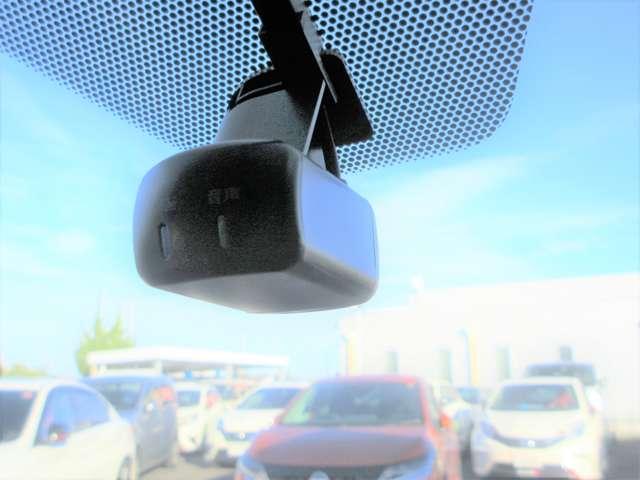 スカイライン ３．０　ＮＩＳＭＯ　ＲＥＣＡＲＯシート＋カーボン製フィニッシャー装着車　ワンオ－ナ－車　限定車８２２／１０００台　専用１９ＡＷ　全周囲モニタ　ワンオーナ　レーンアシスト　インテリジェントキー　ＥＴＣ　メモリーナビ　禁煙車　バックカメラ　ＬＥＤヘッドライト　アルミホイール　ドラレコ　ＡＢＳ　オートクルーズコントロール（11枚目）