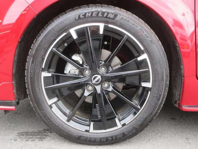 オーラ ニスモ　チューンドｅ－パワー４ＷＤ　試乗車ＵＰ　ＮＩＳＭＯ　ｔｕｎｅｄ　ｅ－ＰＯＷＥＲ４ＷＤによる異次元の旋回性能を楽しむ。ＮＩＳＭＯ　のこだわりがおりなすその走りに、誰もが心を奪われる。走行性能を向上したＮＩＳＭＯ専用チューニング（5枚目）