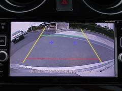 〔バックカメラ〕ギアをバックに入れると画面に自動的に後方映像が映し出され確認可能です。車庫入れなどの際に安全確認が出来て安心ですね。 6