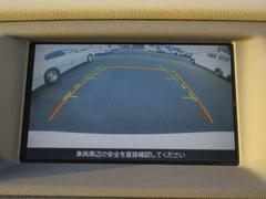 〔バックカメラ〕ギアをバックに入れると画面に自動的に後方映像が映し出され確認可能です。車庫入れなどの際に安全確認が出来て安心ですね。 6