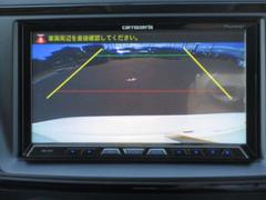 〔バックカメラ〕ギアをバックに入れると画面に自動的に後方映像が映し出され確認可能です。車庫入れなどの際に安全確認が出来て安心ですね。 5