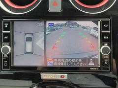 〔アラウンドビューモニター〕自車を上から見下ろす様な映像が映し出される全周囲型アラウンドビューモニター装備で車庫入れも安心楽々です。 3