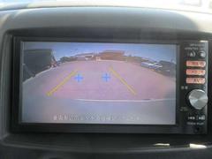 〔バックカメラ〕ギアをバックに入れると画面に自動的に後方映像が映し出され確認可能です。車庫入れなどの際に安全確認が出来て安心ですね。 3