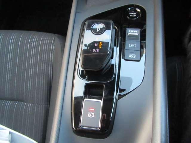 ノート Ｘ　地デジフルセグ　リアカメラ　衝突被害軽減ブレ－キ　前後センサー　ＢＬＵＥＴＯＯＴＨ　前席シートヒーター　全方位カメラ　電格ミラー　横滑防止装置　ＵＳＢ接続　オートマチックハイビーム　ＥＴＣ２・０（13枚目）