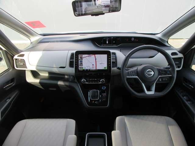 セレナ ｅ－ＰＯＷＥＲ　ハイウェイスター　Ｖ　３６０°カメラ　シートＨ　エマジェンシーブレーキ　ＤＶＤ再生機能　ブルートゥース　地デジ　パーキングセンサー　３列シート　ウォークスルー　ブルーレイ再生　Ｗエアコン　Ａライト　横滑り防止機能　スマキー（4枚目）