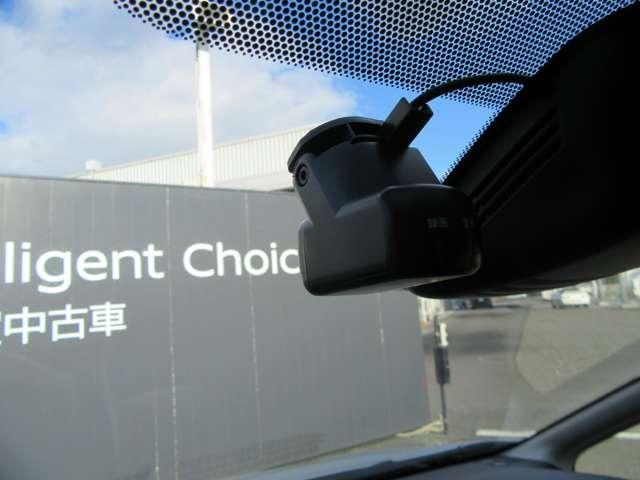 セレナ ｅ－ＰＯＷＥＲ　ハイウェイスター　Ｖ　３６０°カメラ　シートＨ　エマジェンシーブレーキ　ＤＶＤ再生機能　ブルートゥース　地デジ　パーキングセンサー　３列シート　ウォークスルー　ブルーレイ再生　Ｗエアコン　Ａライト　横滑り防止機能　スマキー（6枚目）