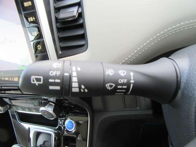 セレナ ｅ－ＰＯＷＥＲ　ハイウェイスター　Ｖ　３６０°カメラ　シートＨ　エマジェンシーブレーキ　ＤＶＤ再生機能　ブルートゥース　地デジ　パーキングセンサー　３列シート　ウォークスルー　ブルーレイ再生　Ｗエアコン　Ａライト　横滑り防止機能　スマキー（18枚目）