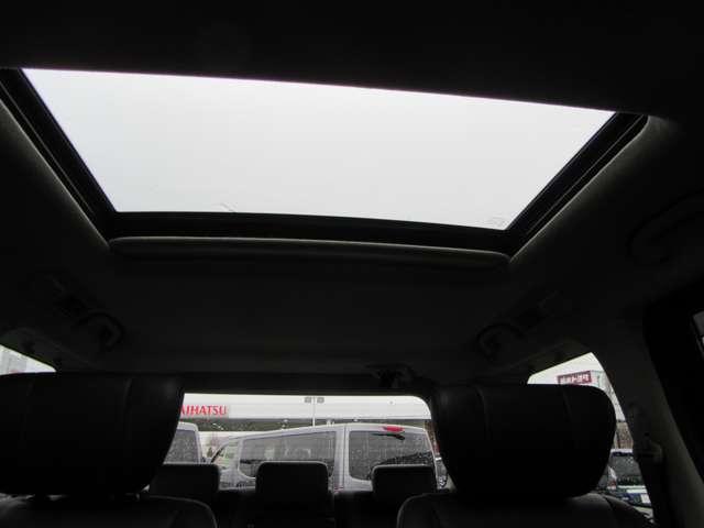 エルグランド ２５０ハイウェイスター　プレミアム　アーバンクロム　ツインサンルーフ　後席モニター　サイドステップ　ＤＶＤ再生　地デジ　３列シート　全周囲カメラ　ＬＥＤライト　インテリジェントキー　オートライト　ハイビームアシスト　横滑り防止　クルコン　ＥＴＣ（6枚目）