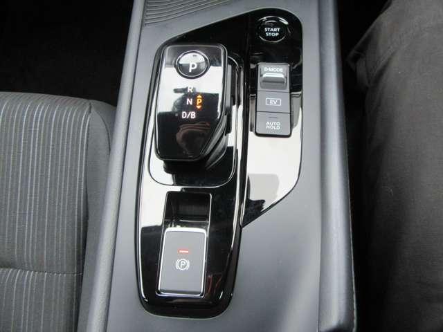 ノート Ｘ　地デジフルセグ　衝突被害軽減ブレ－キ　前後センサー　ＢＬＵＥＴＯＯＴＨ　全方位カメラ　横滑防止装置　オートマチックハイビーム　ＥＴＣ２・０　衝突安全ボディ　アダプティブＬＥＤヘッドライト（12枚目）