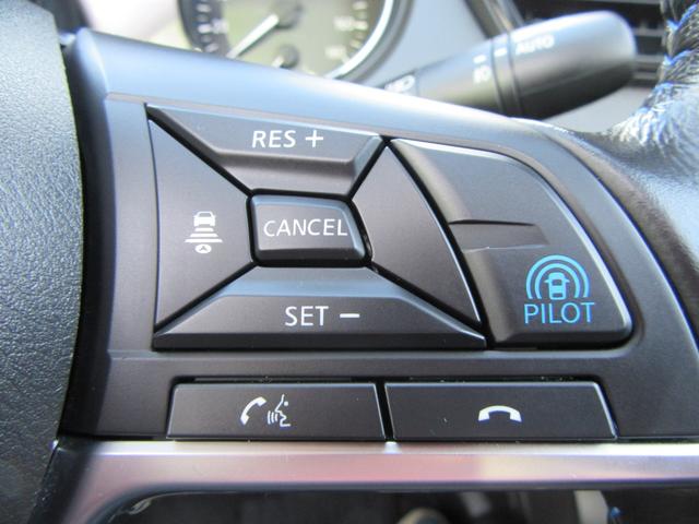 プロパイロット★ドライバーに代わってアクセル、ブレーキ、ステアリングをクルマ側で自動制御。高速道路の運転で感じるストレスや、長距離移動時の疲労が軽減されます。
