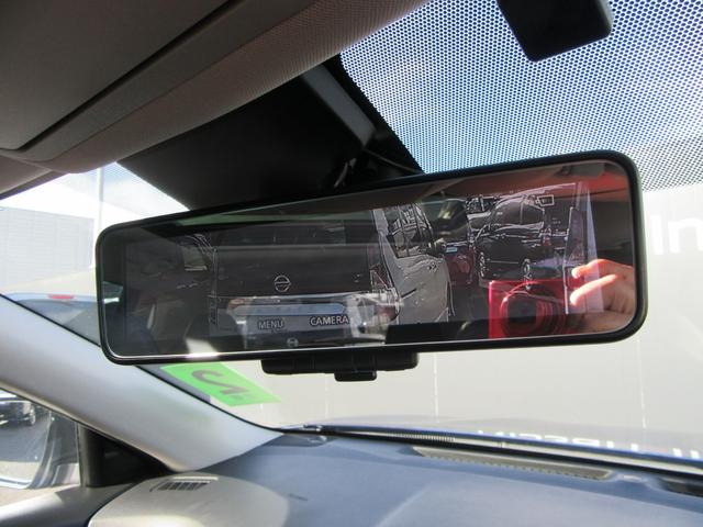 【スマートルームミラー】車両後方のカメラ映像をミラー面に映し出します。車内の状況や天候などに影響されずいつでもクリアな後方の視界が得られます♪