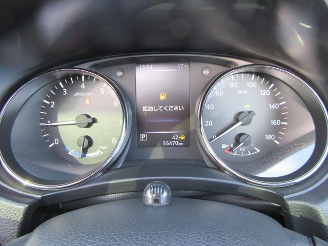 視認性の高いメーター類、安全運転に努められます。