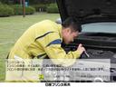 エンジンの異音・オイル漏れ・におい等を確認し、フロント部の骨格に損傷・修正・交換跡がないかライトを使用し入念に確認します。