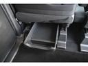 助手席シート下にスライド式のトレーが付いています。後部座席からも引き出しが可能です。