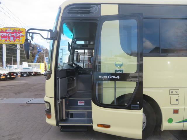 ガーラ 観光バス　４２人乗り　貫通トランク（16枚目）