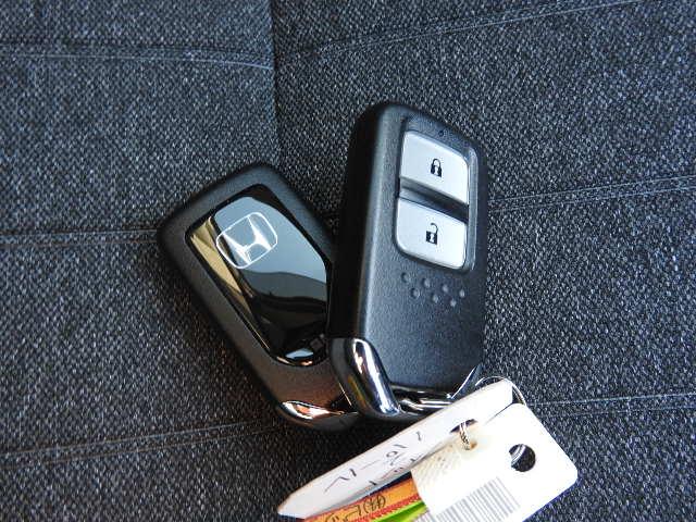 フィット ｅ：ＨＥＶホーム　カーテンエアバック　ＡＢＳ　フル装備　ナビ　地デジ　Ｂカメラ　ドラレコ　ＬＥＤヘッド　Ａライト　ＥＴＣ　Ｌクルーズ　Ｃソナー　Ｐガラス　ドアバイザー　スマートキー　Ｂスタート　イモビ　Ｈセンシング（16枚目）