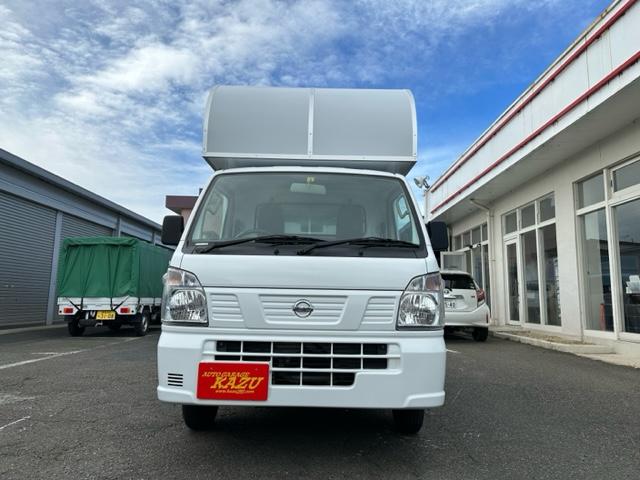 ＮＴ１００クリッパートラック ＤＸ　移動販売車　キッチンカー　ＡＴ車　跳ね上げ扉　換気扇　外部電源　販売窓２か所　ＬＥＤ照明　ドアストッパー　２層シンク１００Ｌタンク２個　排水小窓　コンセント　看板（2枚目）