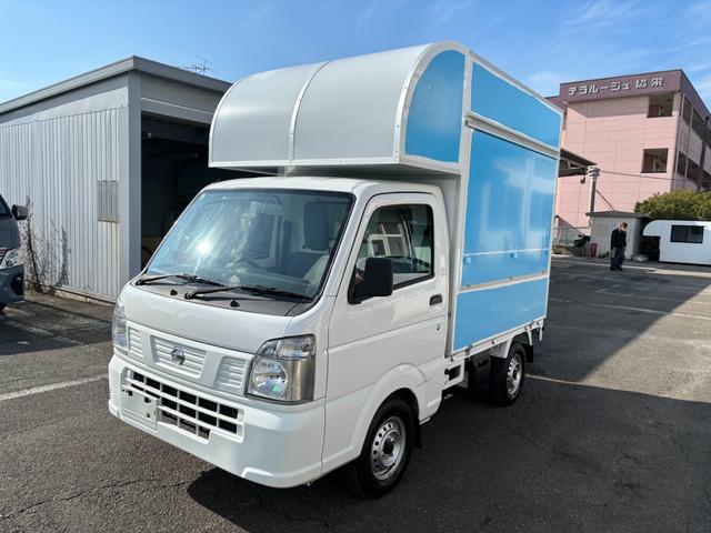 ＮＴ１００クリッパートラック ＤＸ　ＮＴ１００クリッパー　移動販売車　キッチンカー　ＡＴ車　跳ね上げ扉　換気扇　販売窓２か所　ＬＥＤ照明　ドアストッパー　２層シンク１００Ｌタンク２個　排水小窓　４ナンバー　８ナンバー変更可能（2枚目）