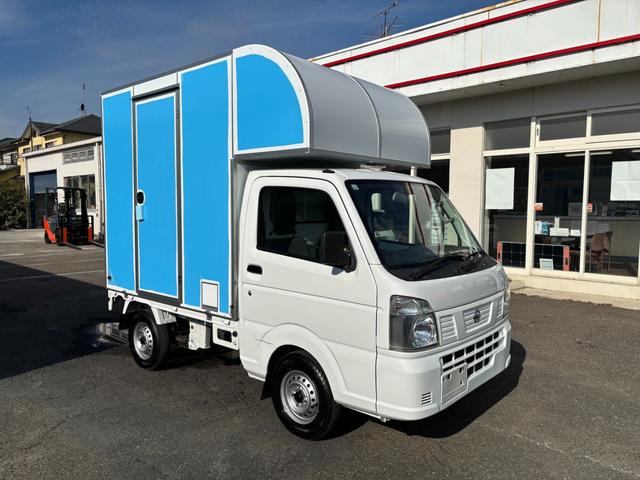 ＮＴ１００クリッパートラック ＤＸ　ＮＴ１００クリッパー　移動販売車　キッチンカー　ＡＴ車　跳ね上げ扉　換気扇　販売窓２か所　ＬＥＤ照明　ドアストッパー　２層シンク１００Ｌタンク２個　排水小窓　４ナンバー　８ナンバー変更可能（3枚目）