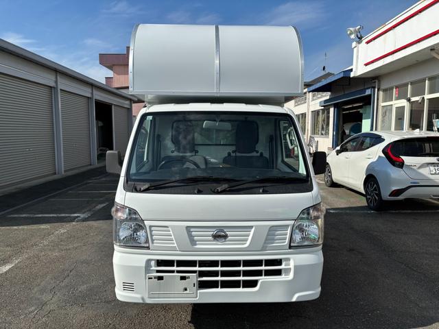 ＮＴ１００クリッパートラック ＤＸ　ＮＴ１００クリッパー　移動販売車　キッチンカー　ＡＴ車　跳ね上げ扉　換気扇　販売窓２か所　ＬＥＤ照明　ドアストッパー　２層シンク１００Ｌタンク２個　排水小窓　４ナンバー　８ナンバー変更可能（4枚目）