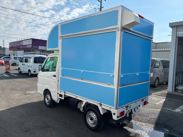 ＮＴ１００クリッパートラック ＤＸ　ＮＴ１００クリッパー　移動販売車　キッチンカー　ＡＴ車　跳ね上げ扉　換気扇　販売窓２か所　ＬＥＤ照明　ドアストッパー　２層シンク１００Ｌタンク２個　排水小窓　４ナンバー　８ナンバー変更可能（8枚目）