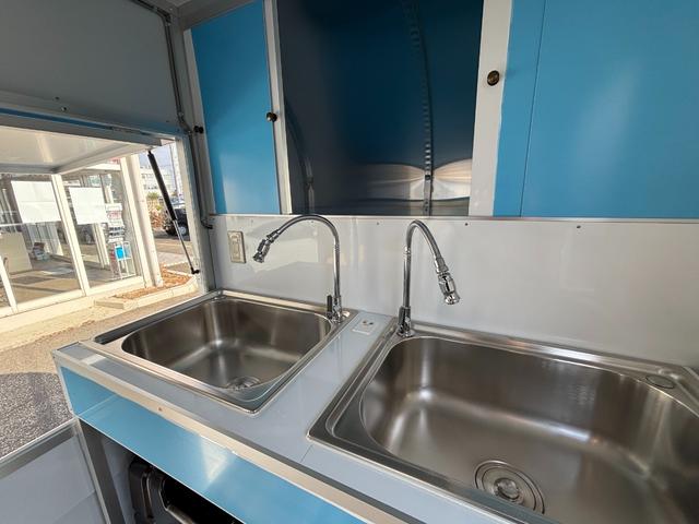 ＮＴ１００クリッパートラック ＤＸ　ＮＴ１００クリッパー　移動販売車　キッチンカー　ＡＴ車　跳ね上げ扉　換気扇　販売窓２か所　ＬＥＤ照明　ドアストッパー　２層シンク１００Ｌタンク２個　排水小窓　４ナンバー　８ナンバー変更可能（12枚目）