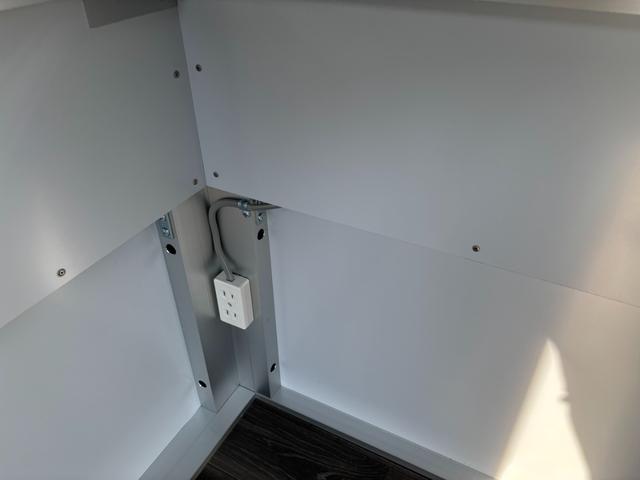 ＮＴ１００クリッパートラック ＤＸ　ＮＴ１００クリッパー　移動販売車　キッチンカー　ＡＴ車　跳ね上げ扉　換気扇　販売窓２か所　ＬＥＤ照明　ドアストッパー　２層シンク１００Ｌタンク２個　排水小窓　４ナンバー　８ナンバー変更可能（15枚目）