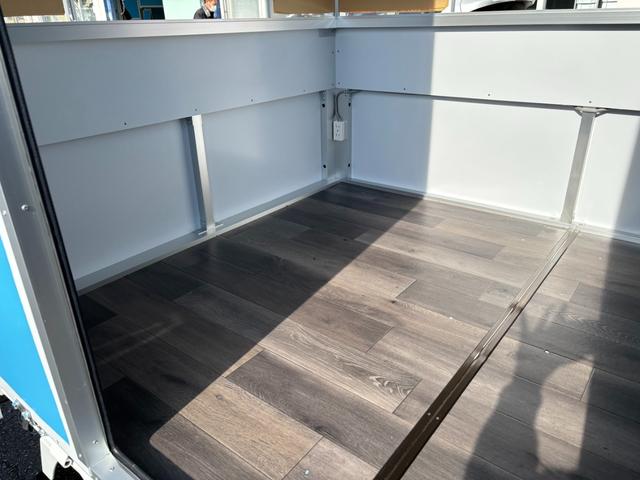 ＮＴ１００クリッパートラック ＤＸ　ＮＴ１００クリッパー　移動販売車　キッチンカー　ＡＴ車　跳ね上げ扉　換気扇　販売窓２か所　ＬＥＤ照明　ドアストッパー　２層シンク１００Ｌタンク２個　排水小窓　４ナンバー　８ナンバー変更可能（16枚目）